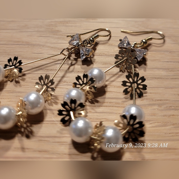 Pearl and Gold Plated Earrings - Picture 3 of 3